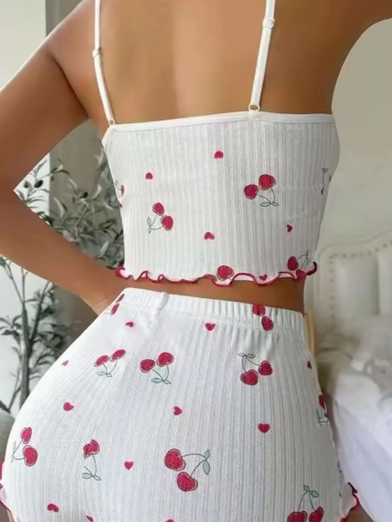 Sommerlig todelt pyjamasæt med kirsebærprint - Feminique
