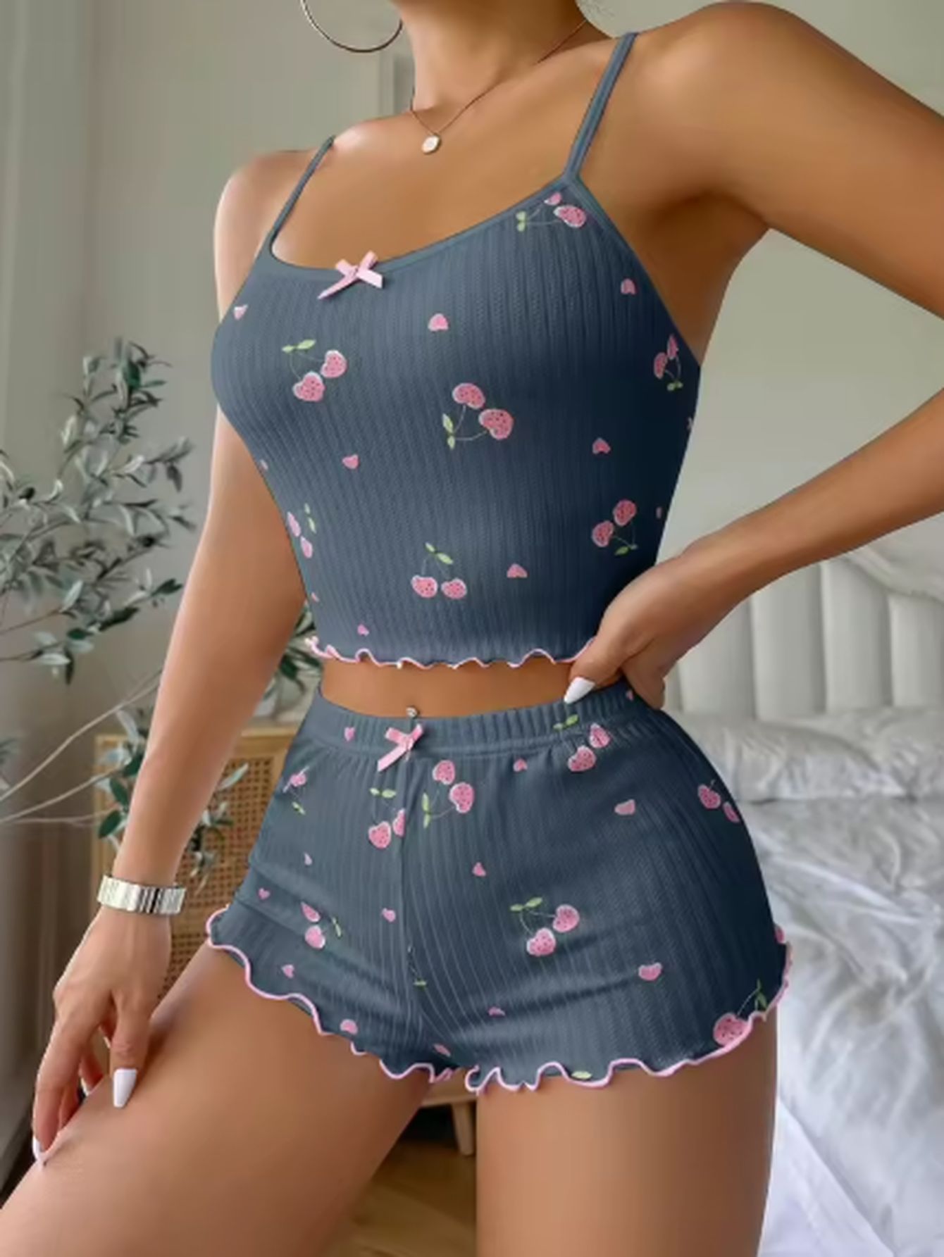 Sommerlig todelt pyjamasæt med kirsebærprint - Feminique